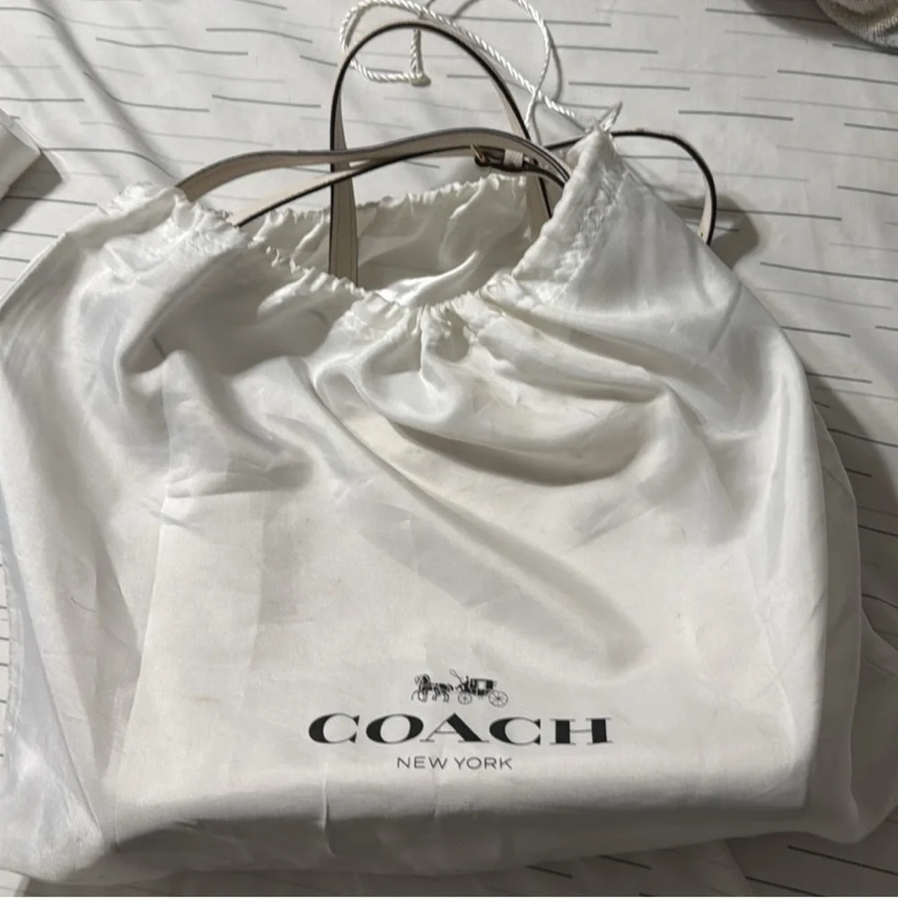 COACH PURSE IN BONE COLOR WITH GOLD - Picture 8 of 13